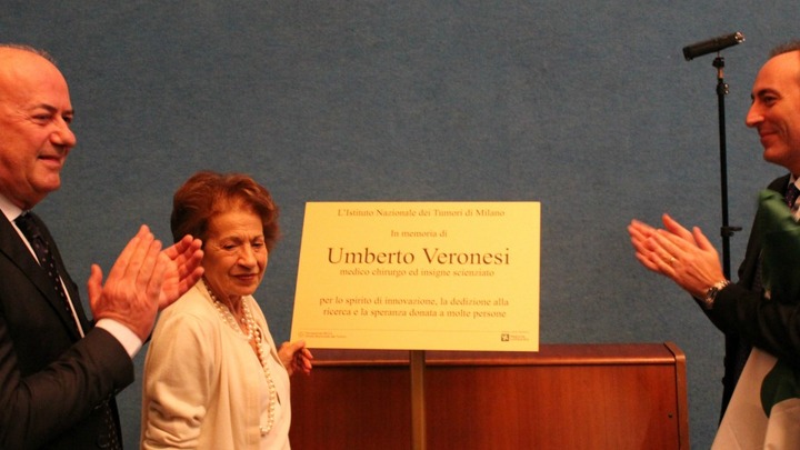 L'Istituto dei Tumori ricorda Veronesi:«Bentornato a casa»